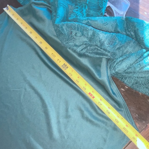 🔥3 for $23🔥 Green Layered Lace Blouse With Pearl Accent - Picture 6 of 8